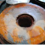 Tapa de bomba corroída y desgastada